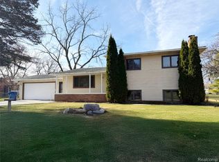 5106 Lakewood Dr, Grand Blanc, MI 48439
