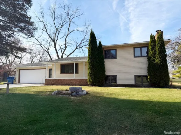 5106 Lakewood Dr, Grand Blanc, MI 48439