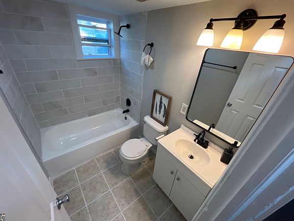 3rd image of 599-601 Whitethorne Ave #599