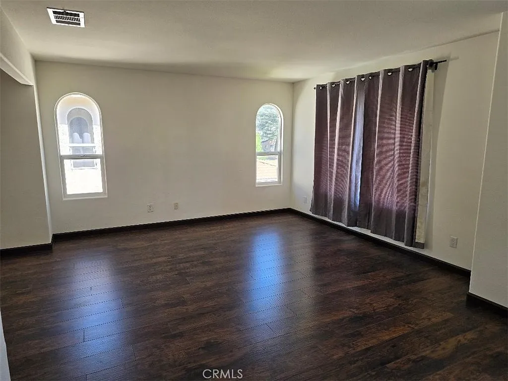 4 bed, 2525 sqft, $5,950 — Photo 3