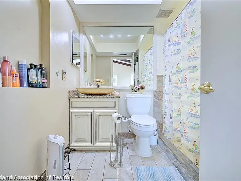 136 Ida Ave — Photo 14