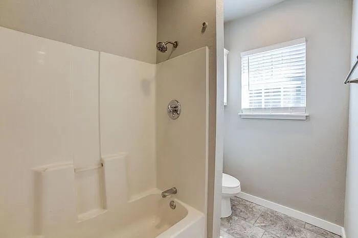 2509 E 7th St — Photo 9