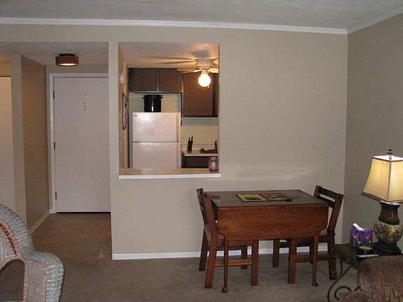 3rd image of 2106 Kanawha Blvd E