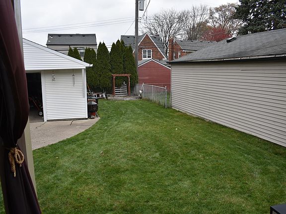 4th image of 23120 Lodge Ln