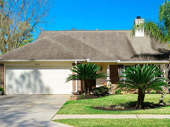 Your new yard is large enough for gorgeous landscaping, small enough for easy maintenance and has a sprinkler system to boot! Pulling up to this beauty after a long day will take your worries away!