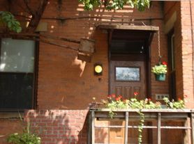 8 W Hollister St