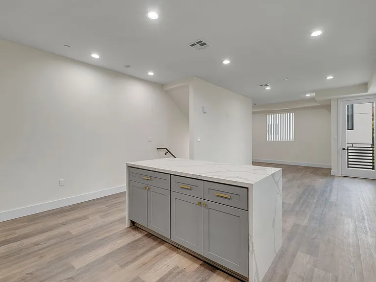 11619 Ayres Ave — Photo 6