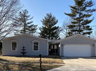 1101 Hollycrest Dr, Champaign, IL 61821