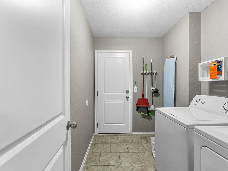 3308 W Charlotte St — Photo 12