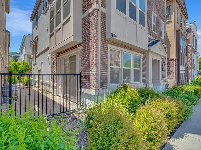 Lexington Ln — Photo 31