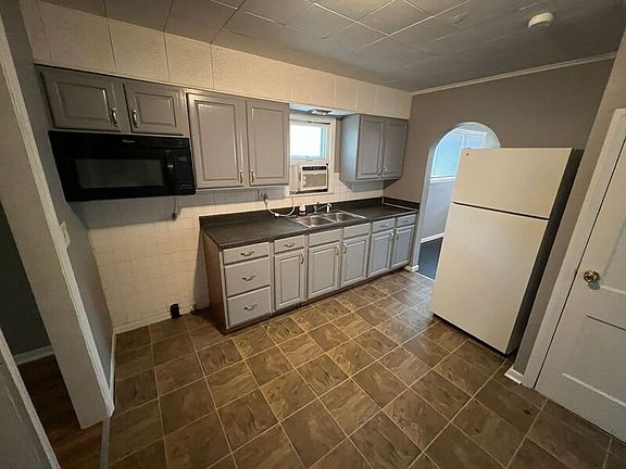 3rd image of 6939 S Benton Ave