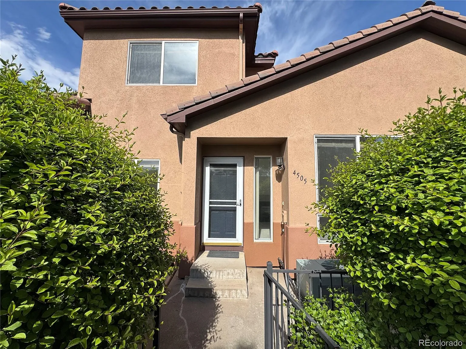 2 bed, 2.5 bath, 1895 sqft, $2,500 — Photo 2