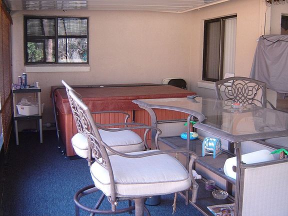screened patio w/spa