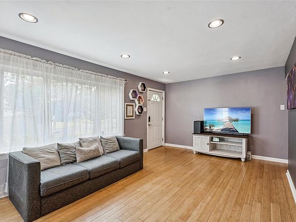 5th image of 9823 Lullaby Ln