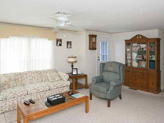 3rd image of 714 Lark Dr