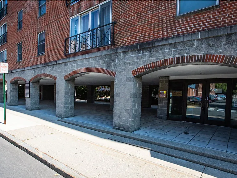 Hampton Court Apartments — Photo 17