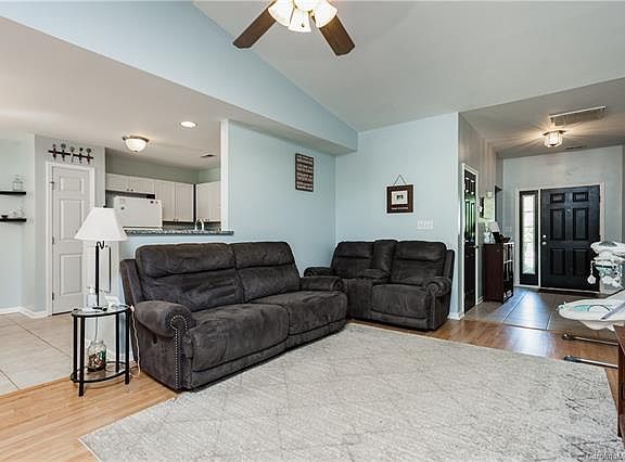 5th image of 118 Hartine Ct