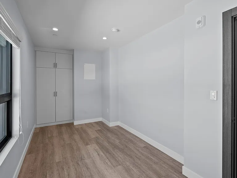 10032 Commerce Ave #4 — Photo 19