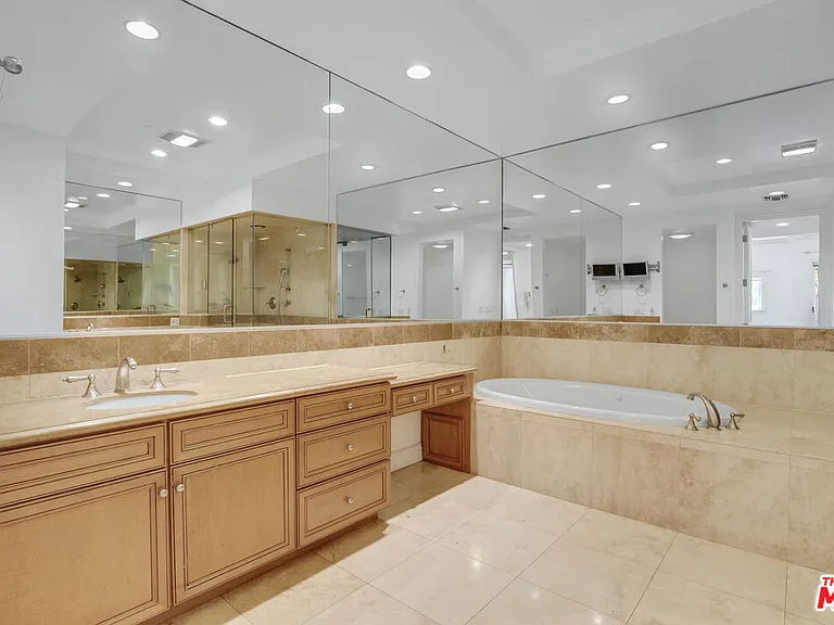 132 S Maple Dr #201 — Photo 21