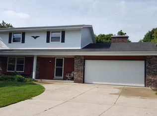 7283 Huckleberry Ct, Greendale, WI 53129