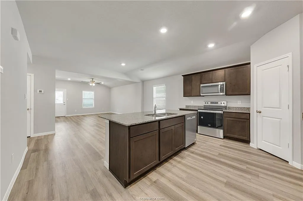 4 bed, 1787 sqft, $2,100 — Photo 2