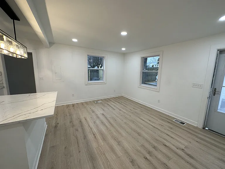 519 Elgin St — Photo 3