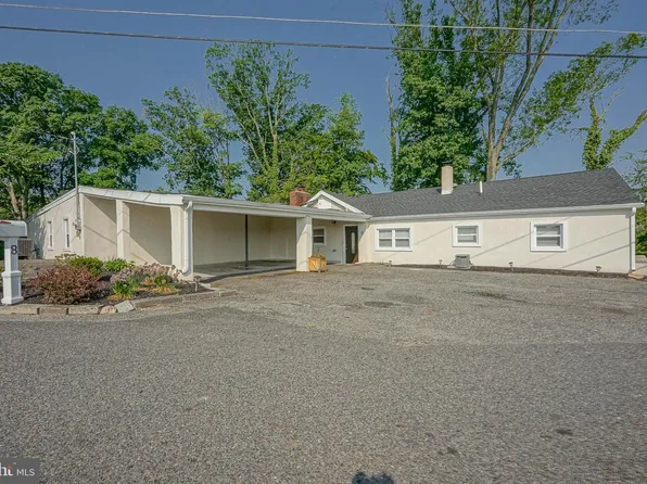 8 Lakeside Dr, Medford, NJ 08055