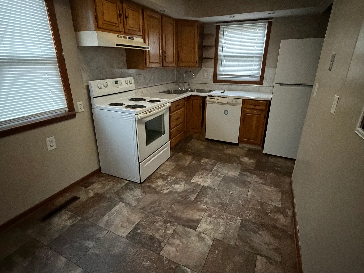 3 bed, 940 sqft, $1,500 — Photo 3