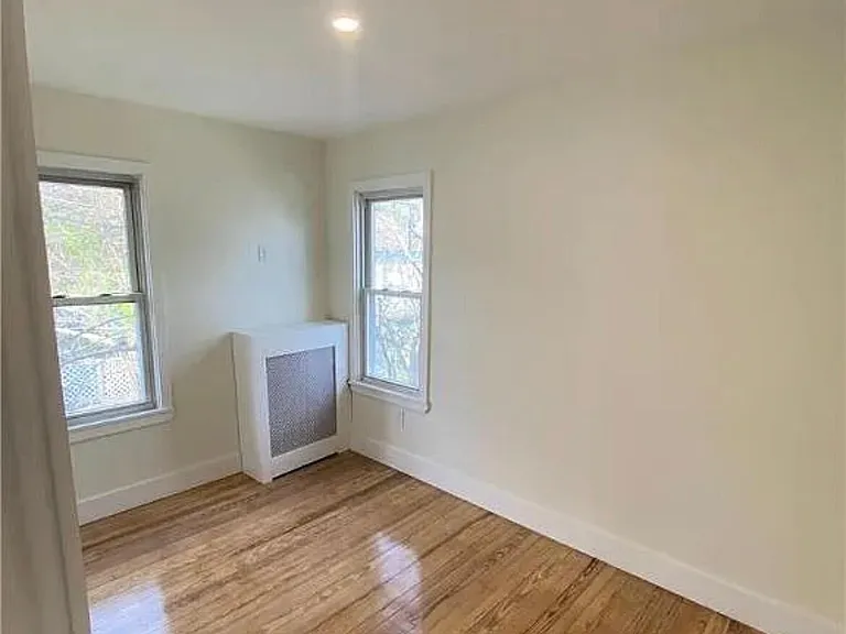 24 Stafford Ave — Photo 10
