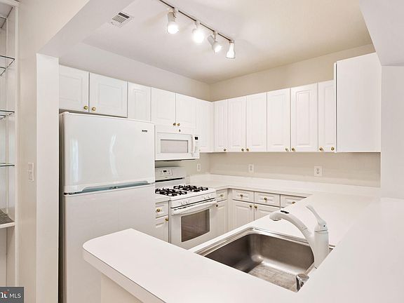 3rd image of 20290 Beechwood Ter Unit 203