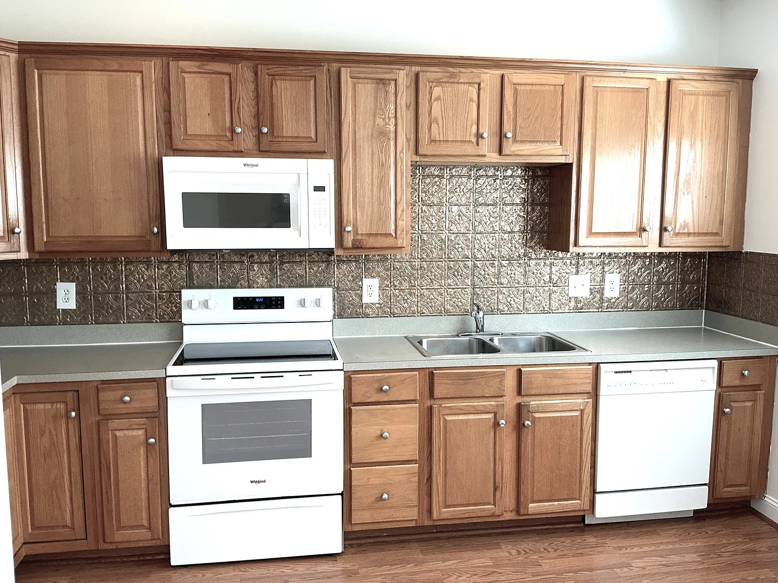 4 bed, 2.5 bath, 2295 sqft, $2,415 — Photo 3