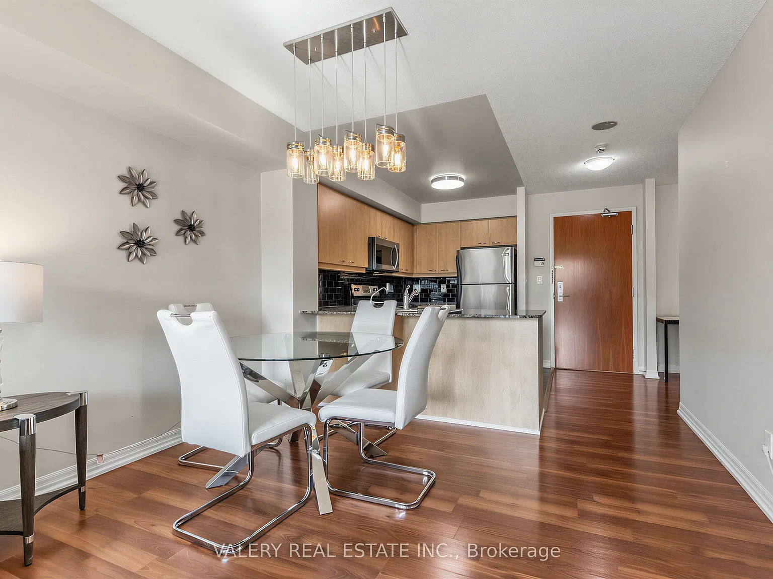 1403 Royal York Rd — Photo 2