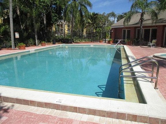 2nd image of 2845 Winkler Ave APT 313
