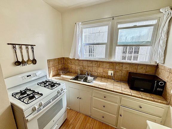 2nd image of 169 N La Peer Dr Floor 2