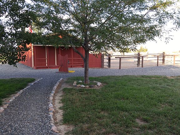 Barn w/ tack room