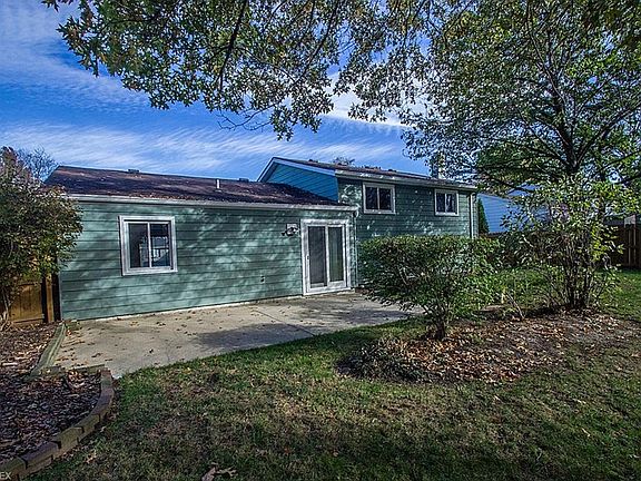 4th image of 15976 Walnut Creek Dr