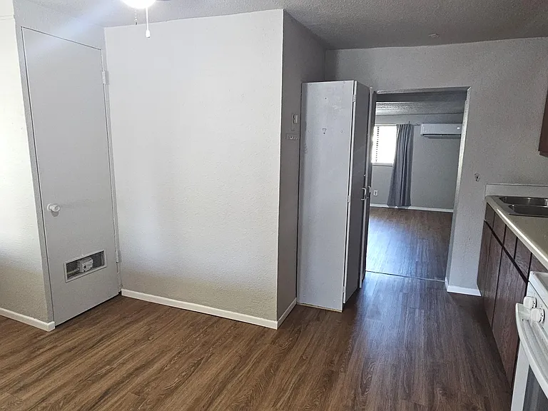 412 S San Francisco St — Photo 7