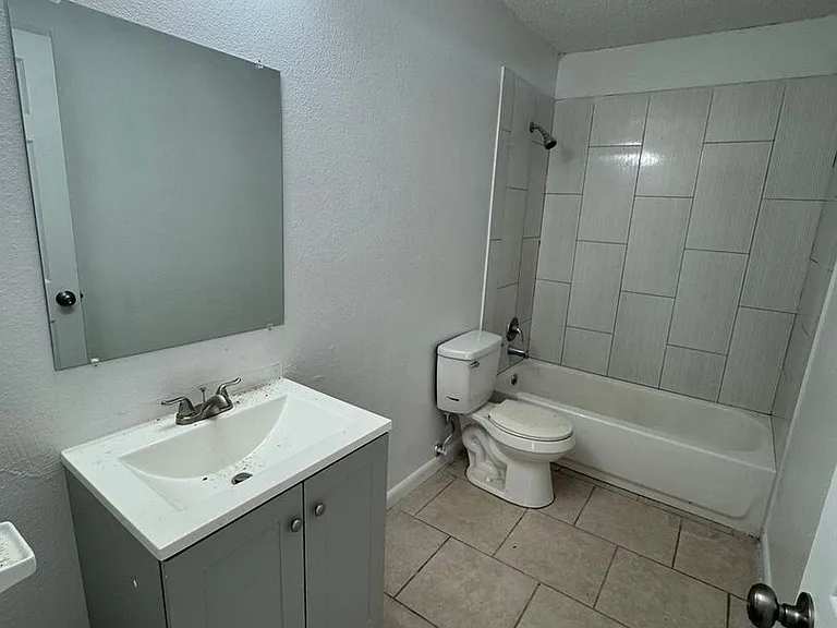 1128-1130 Roselle Ave — Photo 2