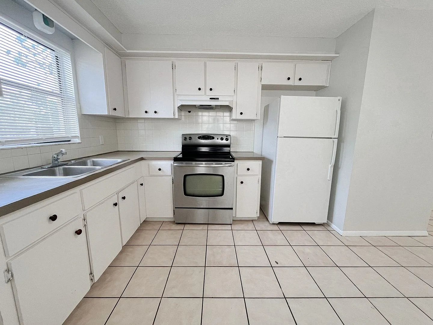 Price Reduced! 2 Bed/1 Bath Available Now! — Photo 4