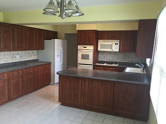 Kitchen and breakfast area
