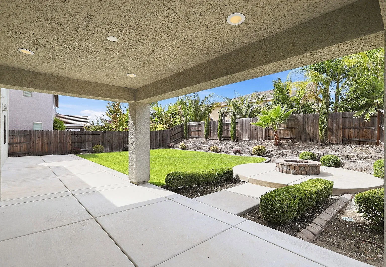 5 bed, 4.5 bath, 4000 sqft, $3,795 — Photo 3