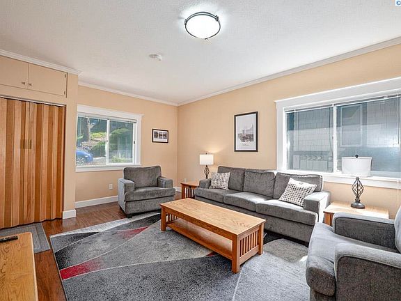 4th image of 1015 NE Lake St