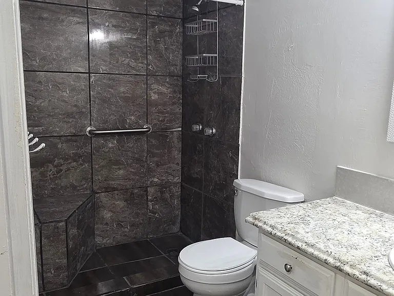 822 Colchester Dr — Photo 12