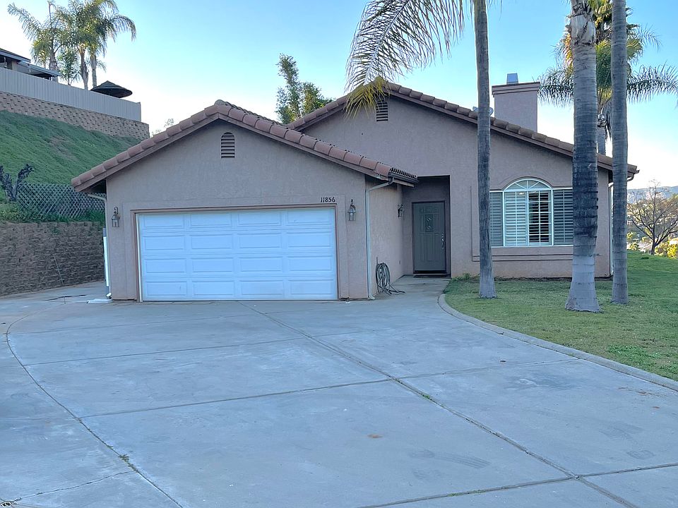 Front of house, large driveway