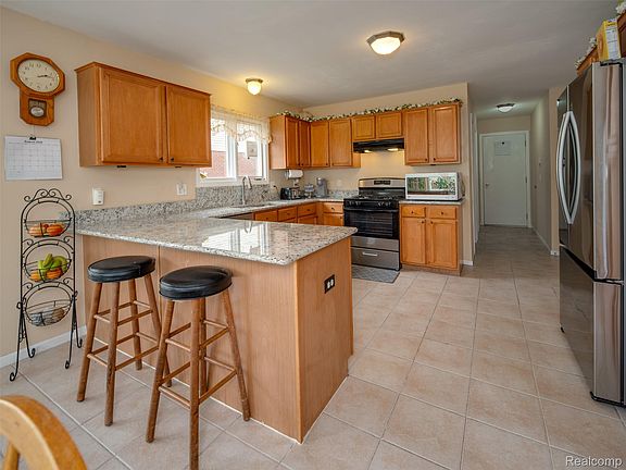 5th image of 48746 Bradford Dr