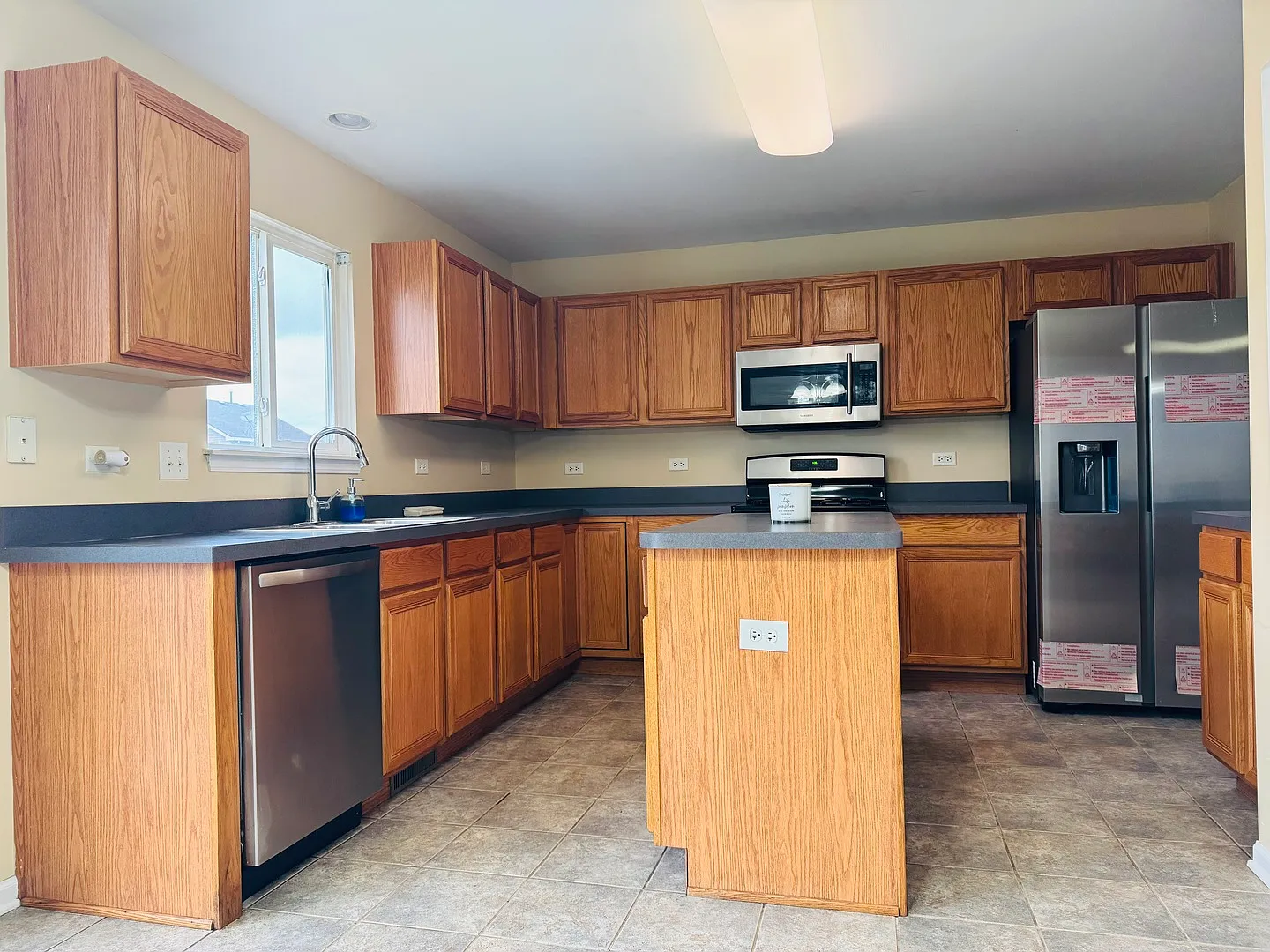 4 bed, 2.5 bath, 2009 sqft, $3,100 — Photo 3