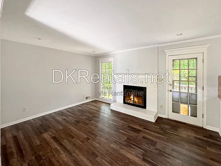 1580 Bainbridge Ln — Photo 3