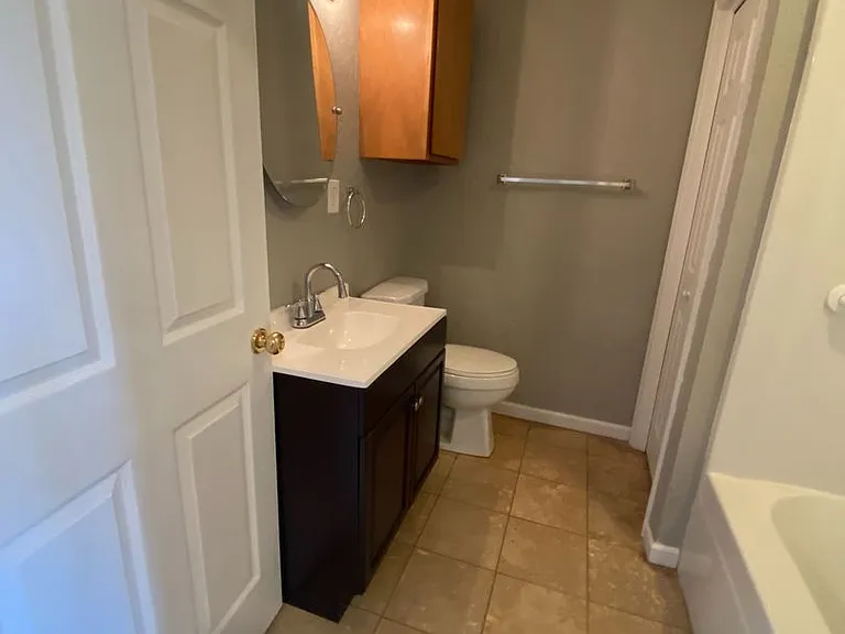 704 Francis St E — Photo 10