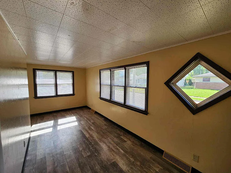 918 Osborn Ave — Photo 4