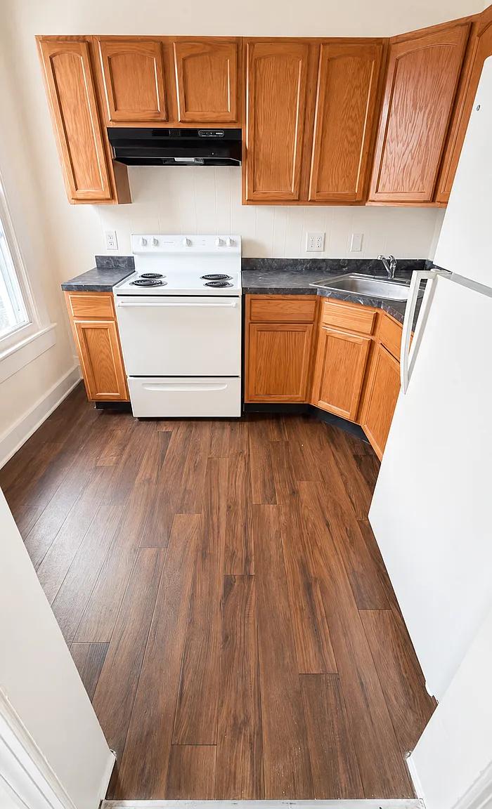 3 bed, 1.0 bath, 1000 sqft, $1,800 — Photo 1